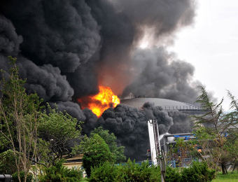 Взрыв резервуара PetroChina на НПЗ Dalian