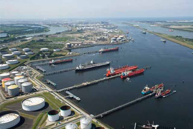 Резервуары в порту Роттердам